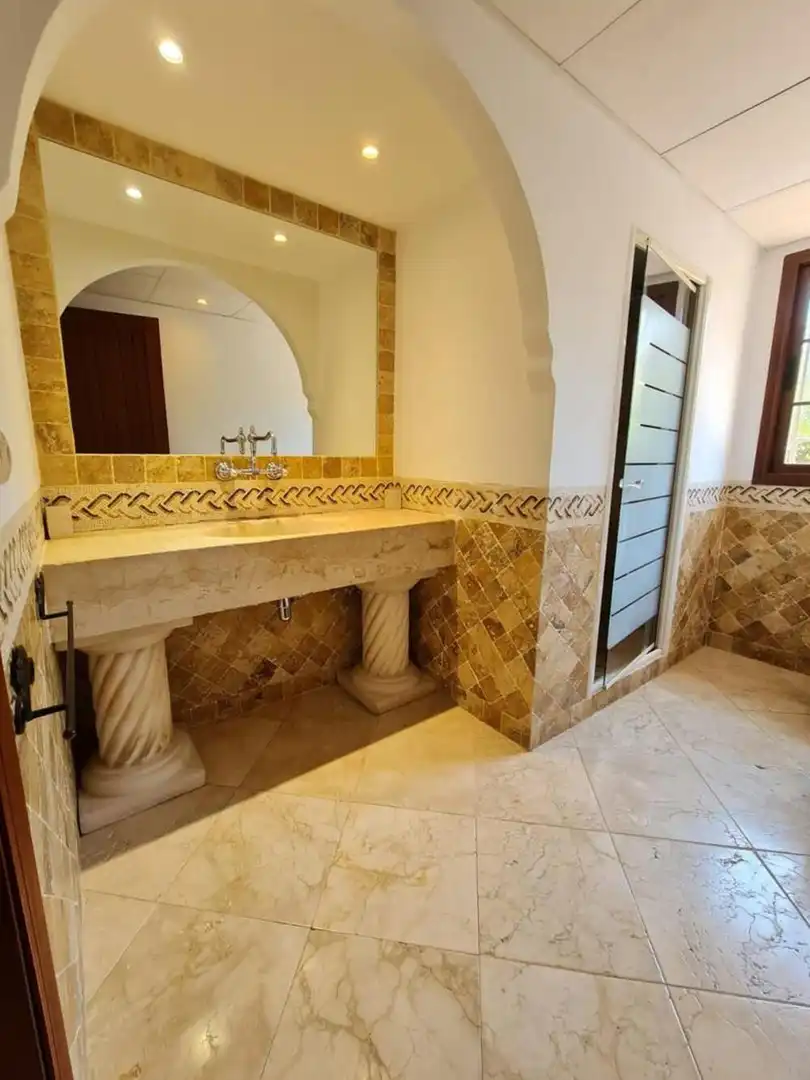 Bany de Casa o xalet de lloguer en Estepona amb Aire condicionat, Jardí privat i Terrassa