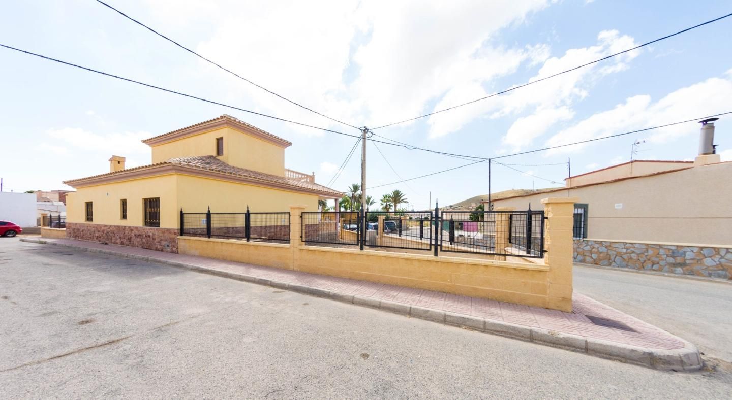 Vista exterior de Casa o xalet en venda en Cuevas del Almanzora amb Aire condicionat i Jardí privat