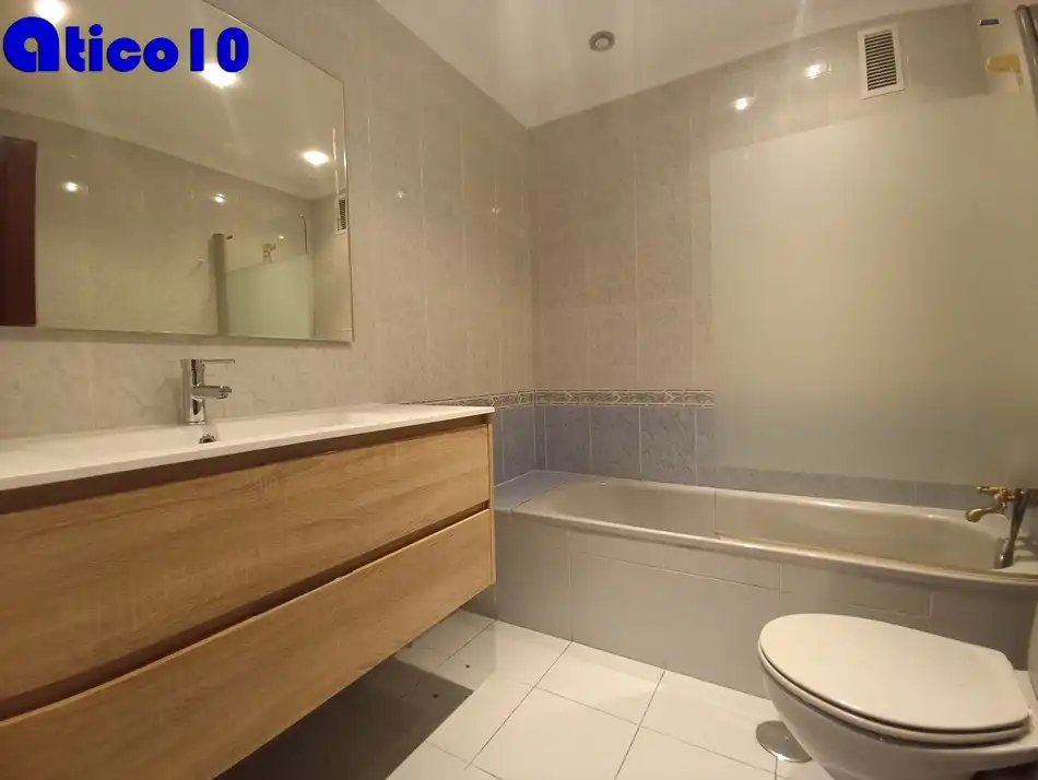 Flat for sale in Calle Doctor Antonio Bascarán Asúnsolo, Cerdeño - El Palais - Mercadín