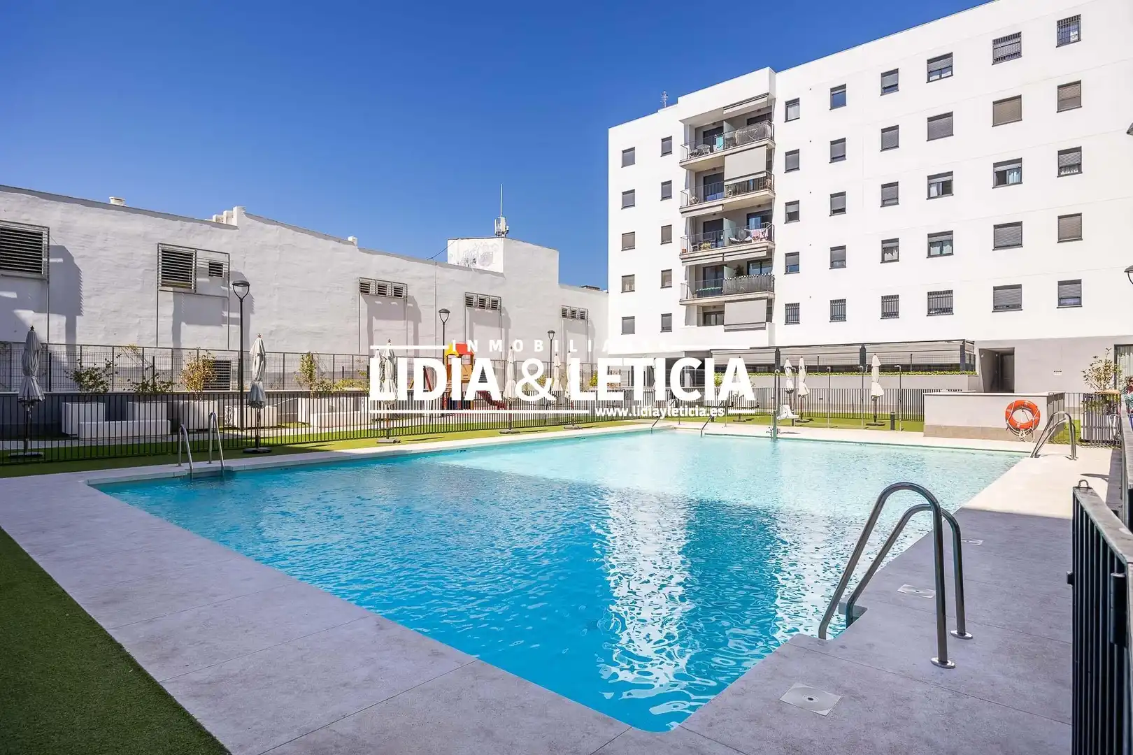 Vista exterior de Pis en venda en Sevilla amb Calefacció, Terrassa i Piscina comunitària