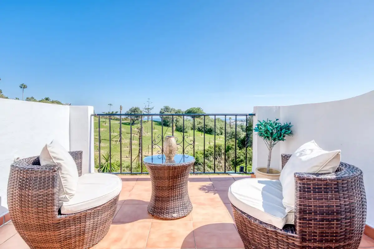 Terrasse von Einfamilien-Reihenhaus zum Verkauf in Manilva mit Klimaanlage, Terrasse und Gemeinschaftspool