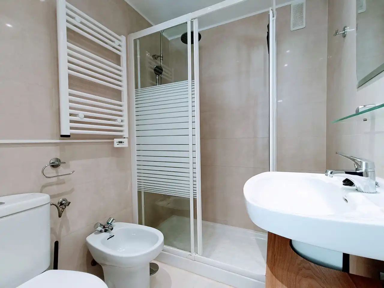 Badezimmer von Wohnung zur Miete in Madrid mit Klimaanlage, Heizung und Parkett