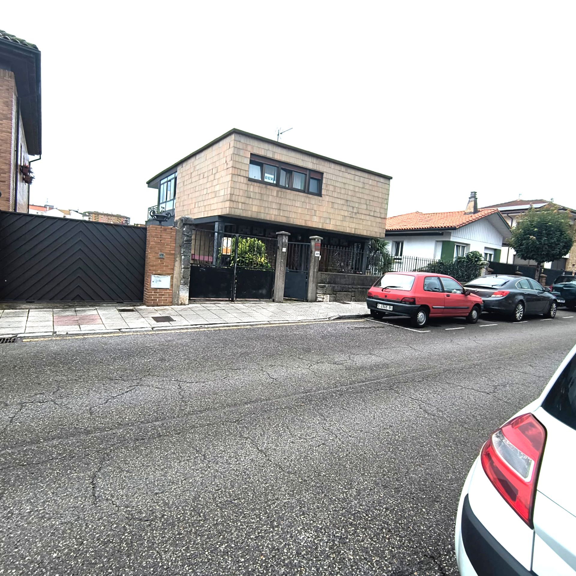 Vista exterior de Casa o xalet en venda en Oviedo  amb Calefacció, Parquet i Terrassa