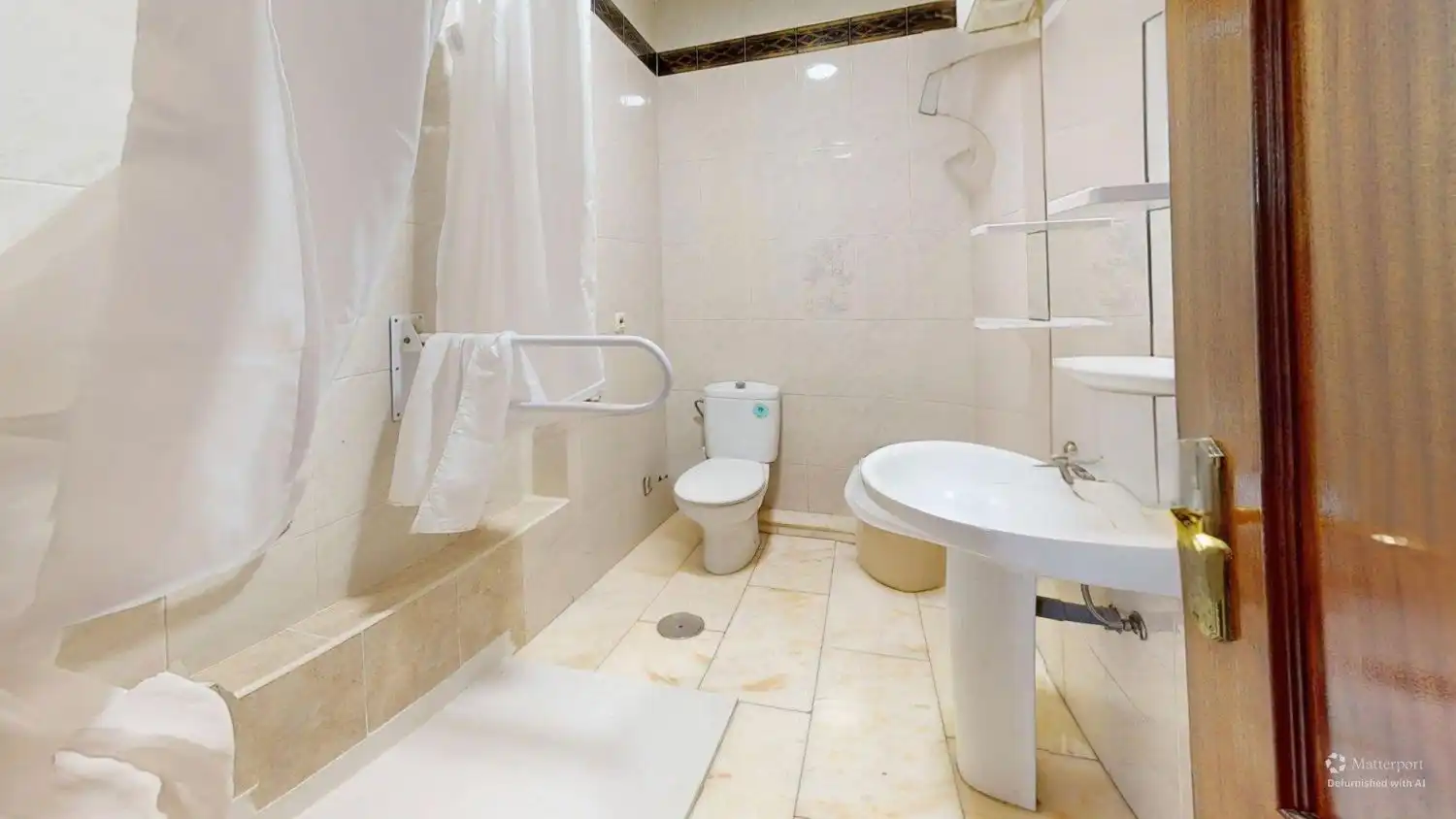 Bathroom of Flat for sale in Sevilla  with Air Conditioner, Terrace and Storage room