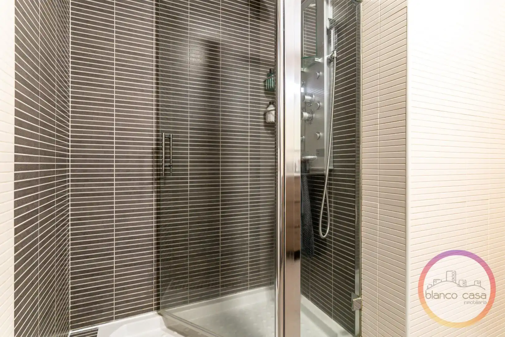 Baño de Piso de alquiler en Malpica de Bergantiños con Calefacción, Terraza y Trastero