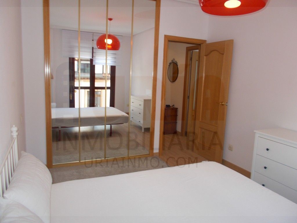 Dormitori de Apartament de lloguer en Oviedo  amb Calefacció, Parquet i Moblat