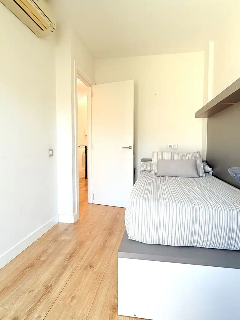 Dormitori de Casa o xalet en venda en Sant Boi de Llobregat amb Aire condicionat, Calefacció i Jardí privat