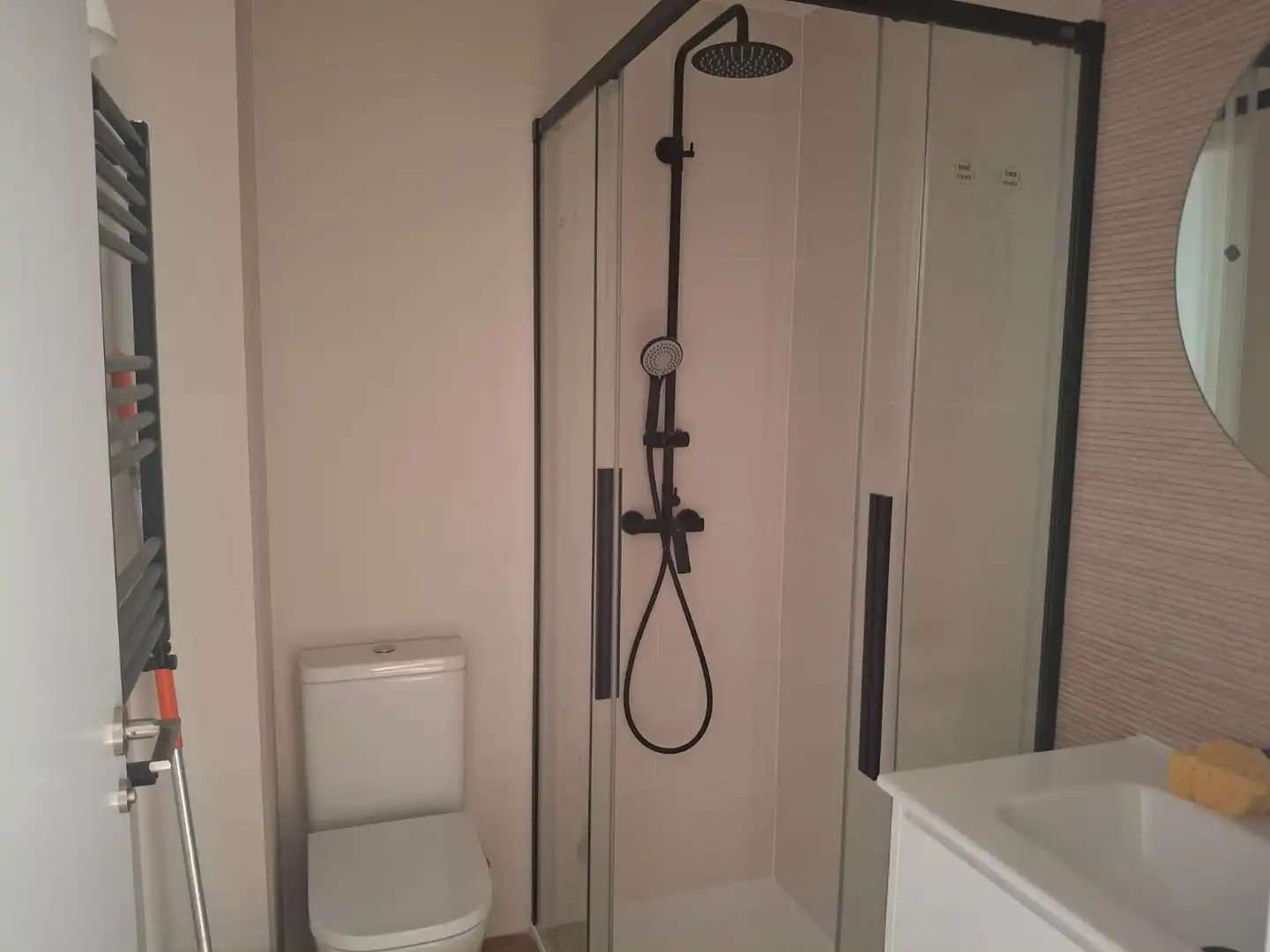 Bathroom of Flat for rent in Madrid  with Air Conditioner, Heating and Parquet flooring