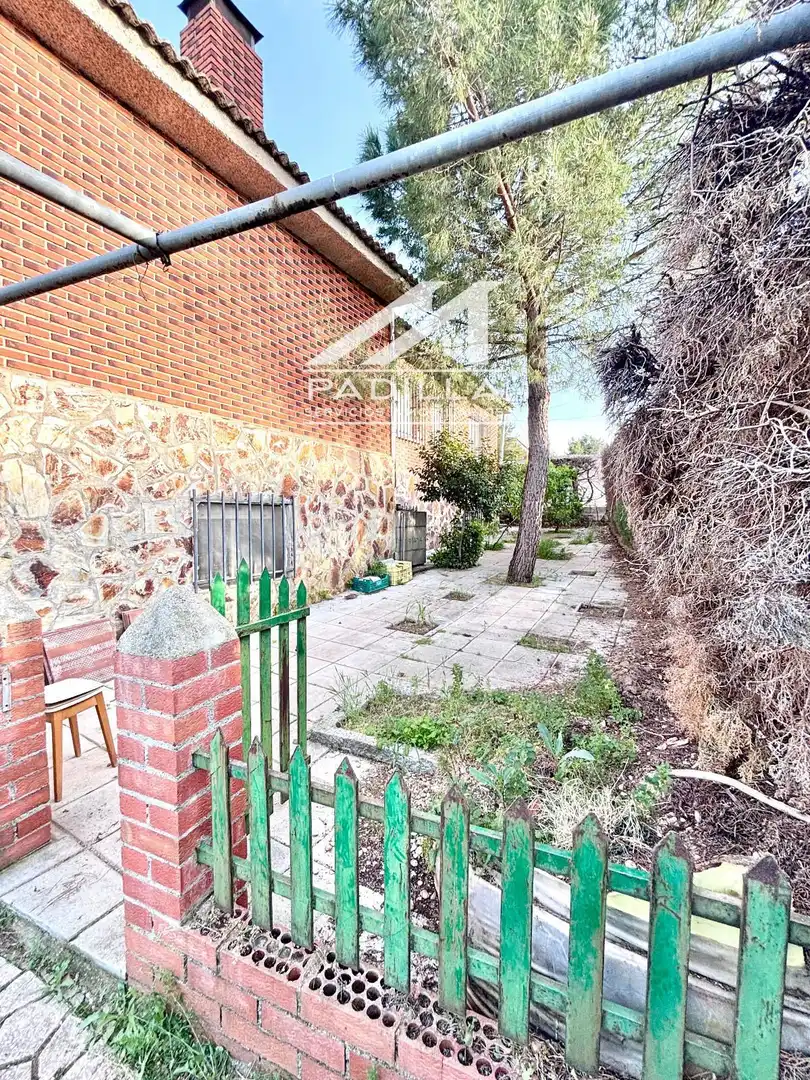 Vista exterior de Casa o xalet en venda en El Viso de San Juan amb Calefacció, Terrassa i Piscina