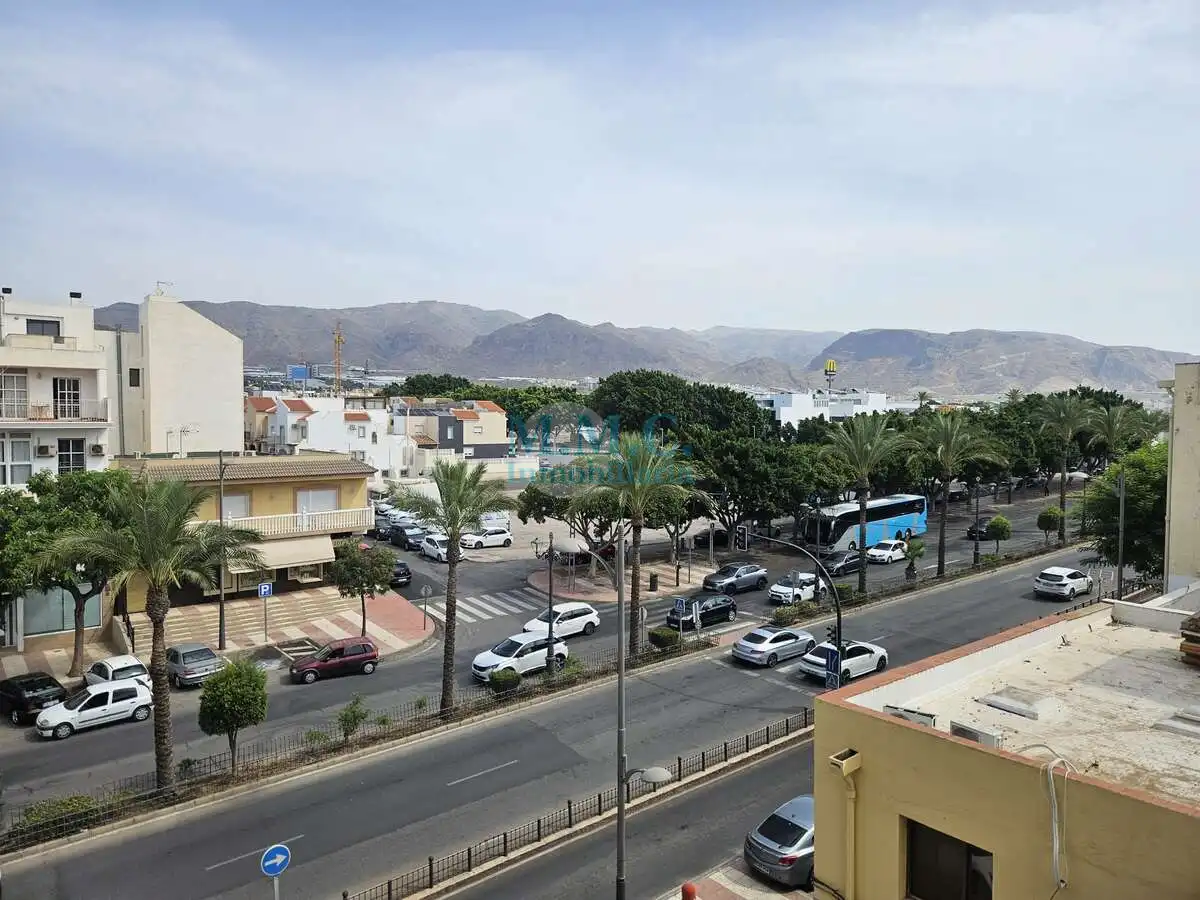 Vista exterior de Piso en venta en Roquetas de Mar con Terraza y Amueblado