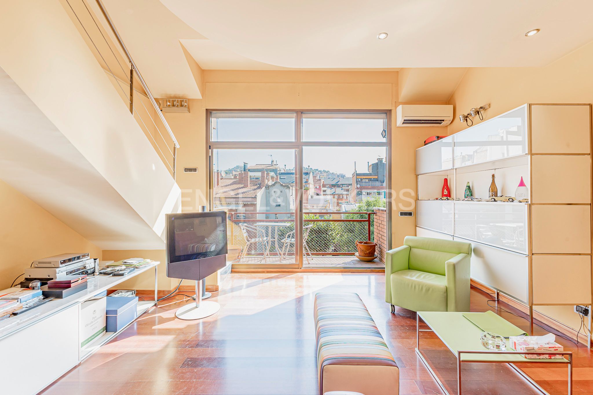 Sala d'estar de Dúplex en venda en  Barcelona Capital amb Aire condicionat, Calefacció i Parquet