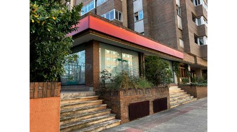 Local Comercial y plaza de garaje en la localidad de Logroño en La Rioja. con una superficie de 213m. Este espacio ofrece el entor