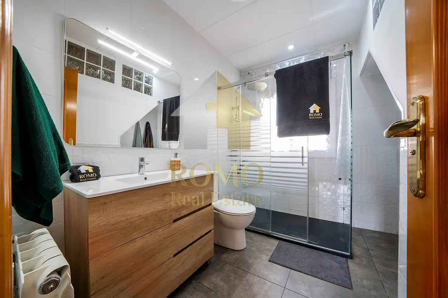Bany de Casa o xalet en venda en Santa Perpètua de Mogoda amb Calefacció, Jardí privat i Parquet