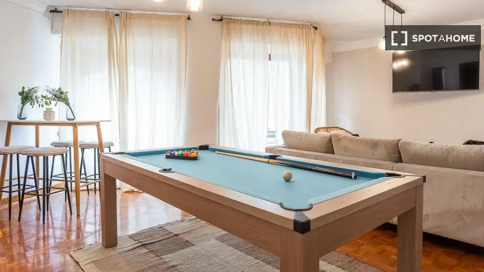 Room in Ensanche - Diputación