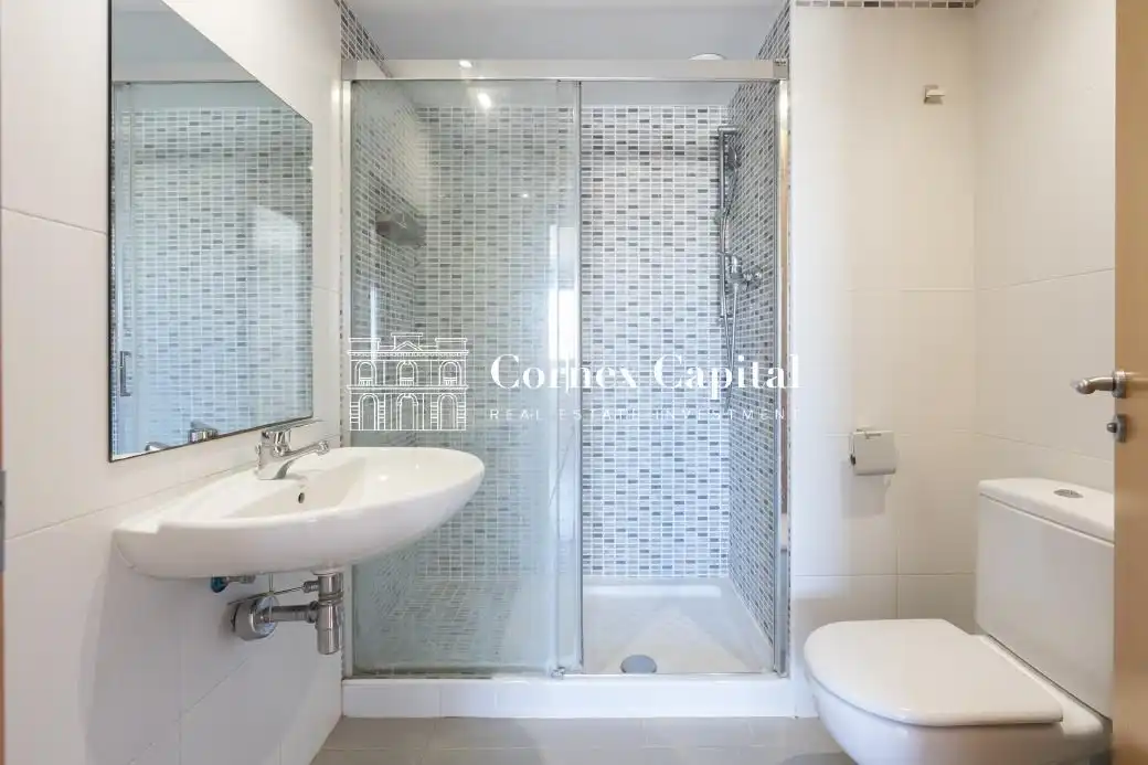 Badezimmer von Wohnung zum Verkauf in Barcelona mit Klimaanlage, Heizung und Privatgarten