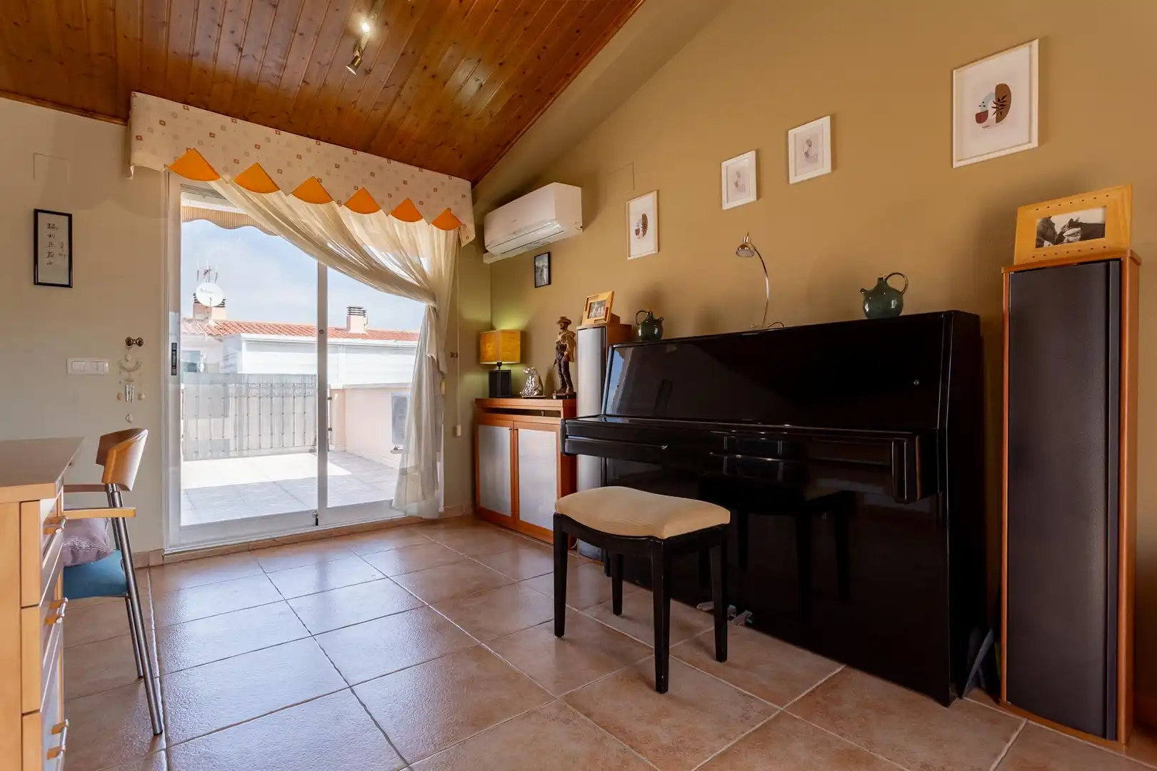 Sala d'estar de Casa adosada en venda en Salou amb Aire condicionat, Calefacció i Jardí privat