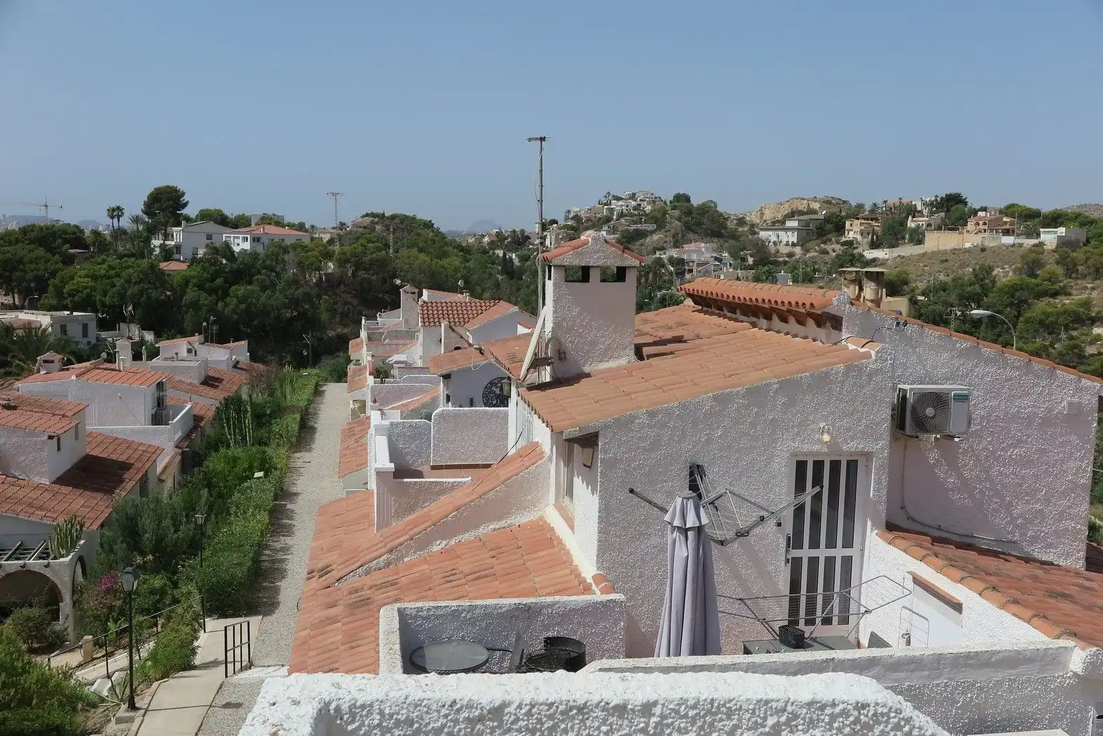 Vista exterior de Casa adosada en venda en El Campello amb Aire condicionat, Calefacció i Terrassa