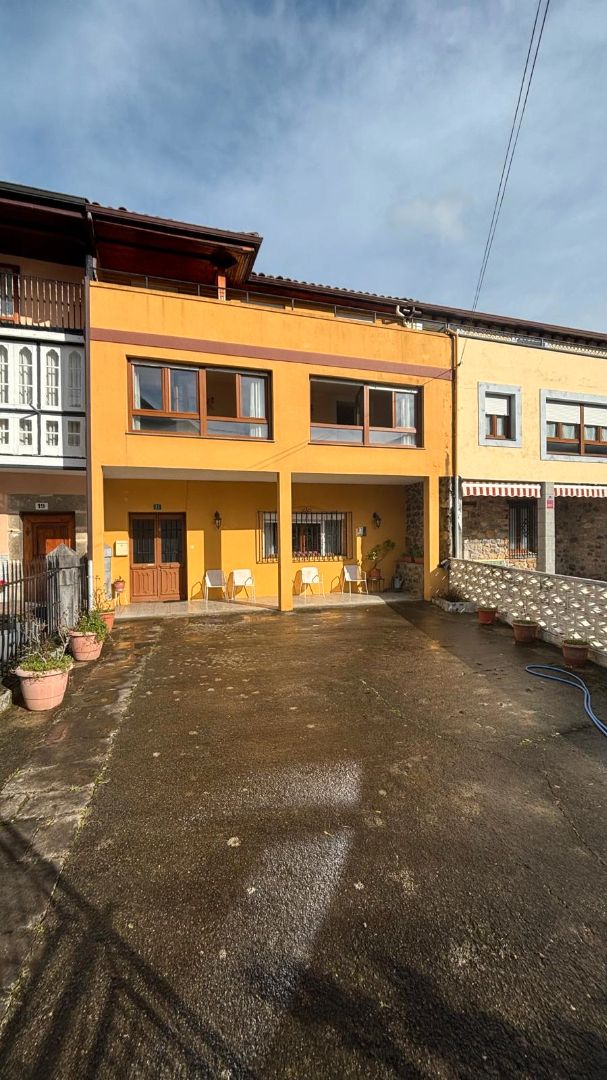 Vista exterior de Casa adosada en venda en Arredondo amb Calefacció, Jardí privat i Terrassa