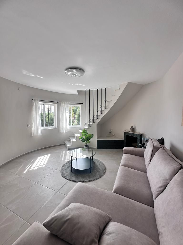 Sala d'estar de Casa o xalet en venda en Benalmádena amb Aire condicionat, Jardí privat i Moblat