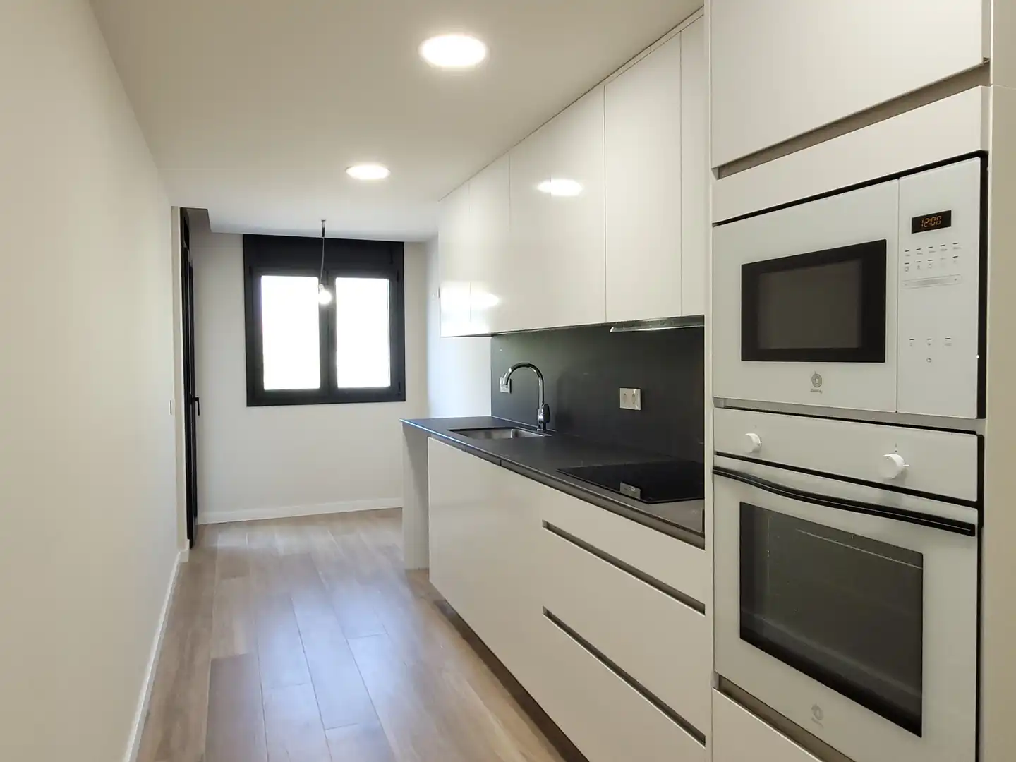 Neubau-Wohnung mit Terrasse zum Verkauf in Avinguda d'Ermengol V, imagen 2