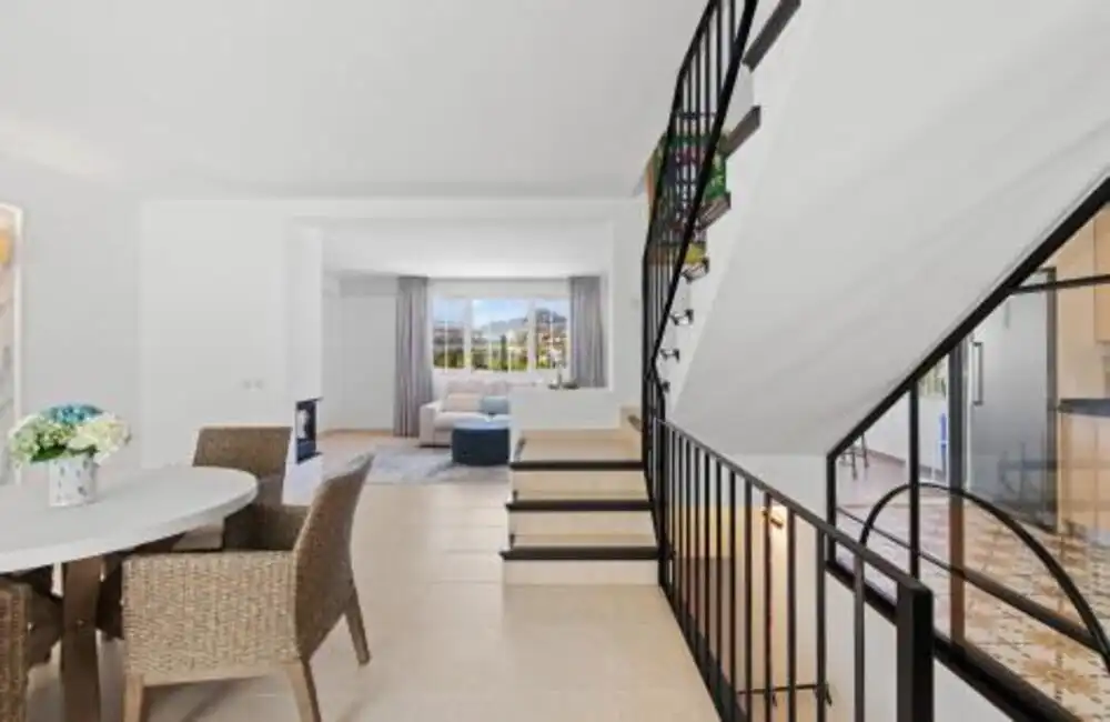 Sala d'estar de Casa adosada en venda en Marbella amb Aire condicionat, Jardí privat i Terrassa