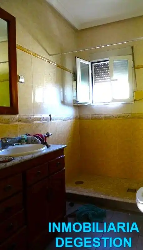 Bany de Casa o xalet en venda en Linares amb Aire condicionat, Calefacció i Jardí privat