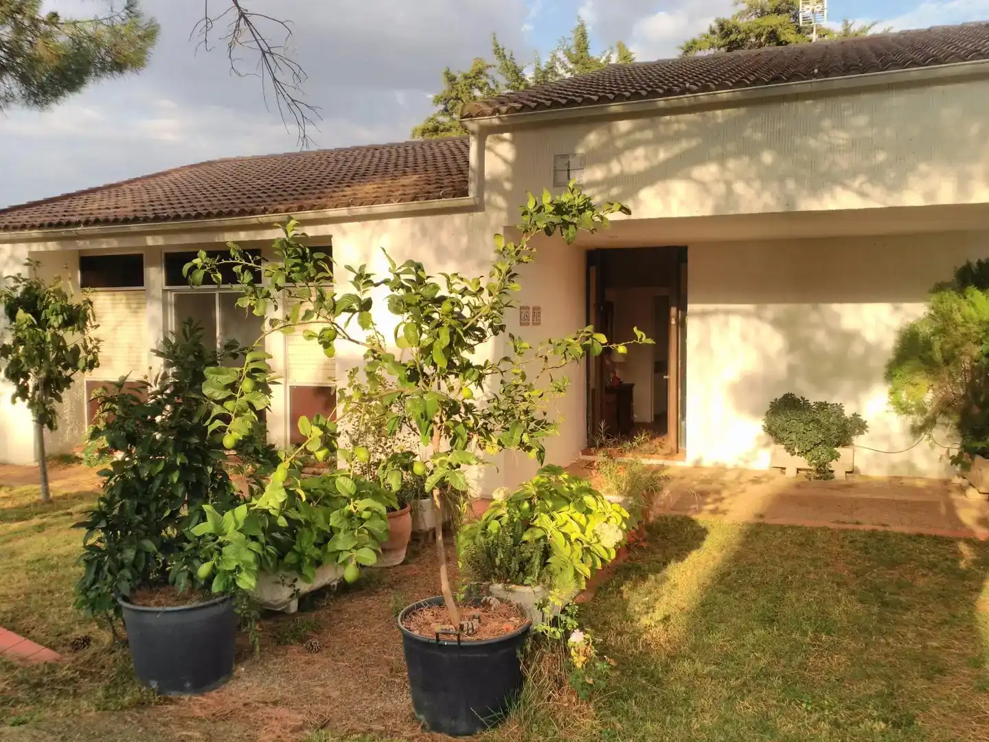 Vista exterior de Casa o xalet en venda en Valdecaballeros amb Aire condicionat i Piscina