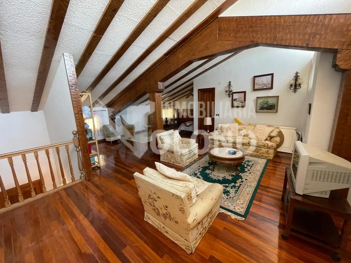 Sala d'estar de Dúplex en venda en Villabuena de Álava / Eskuernaga amb Parquet, Terrassa i Traster