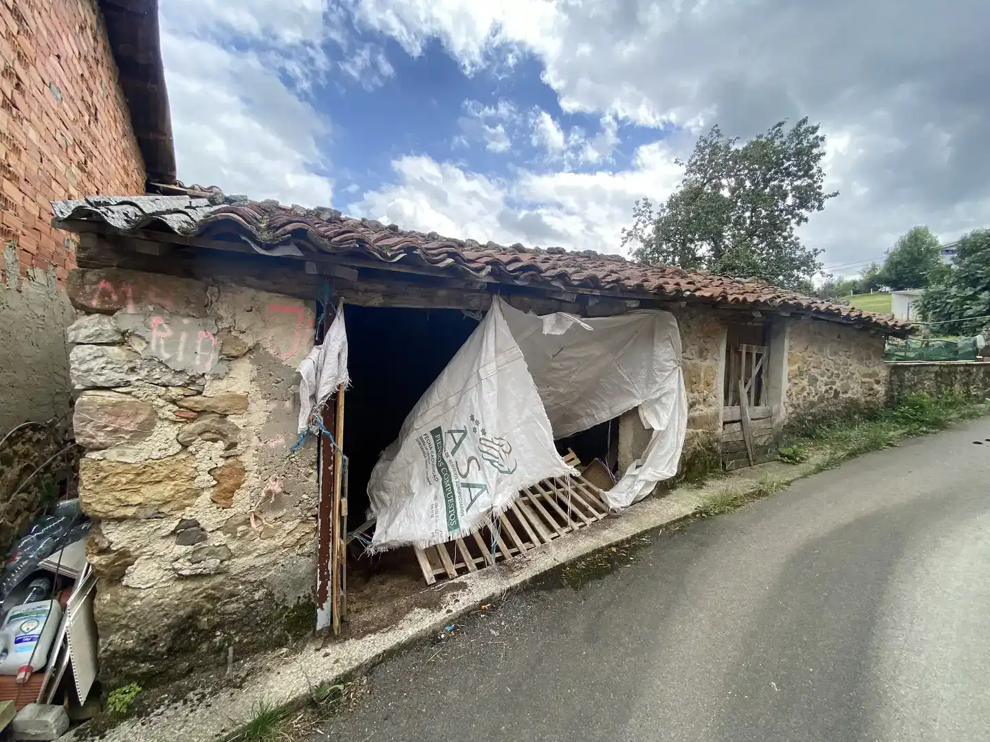 Vista exterior de Piso en venta en Piloña con Jardín privado, Trastero y Balcón