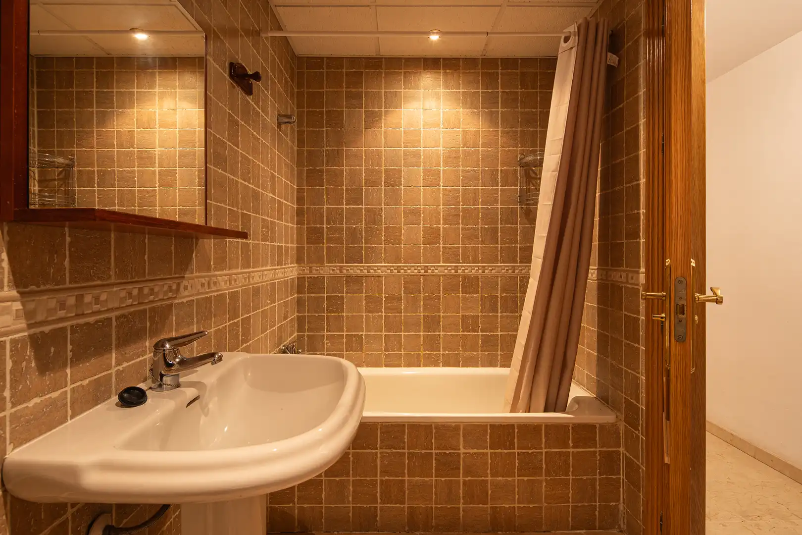 Baño de Piso en venta en Güéjar Sierra con Aire acondicionado, Terraza y Amueblado