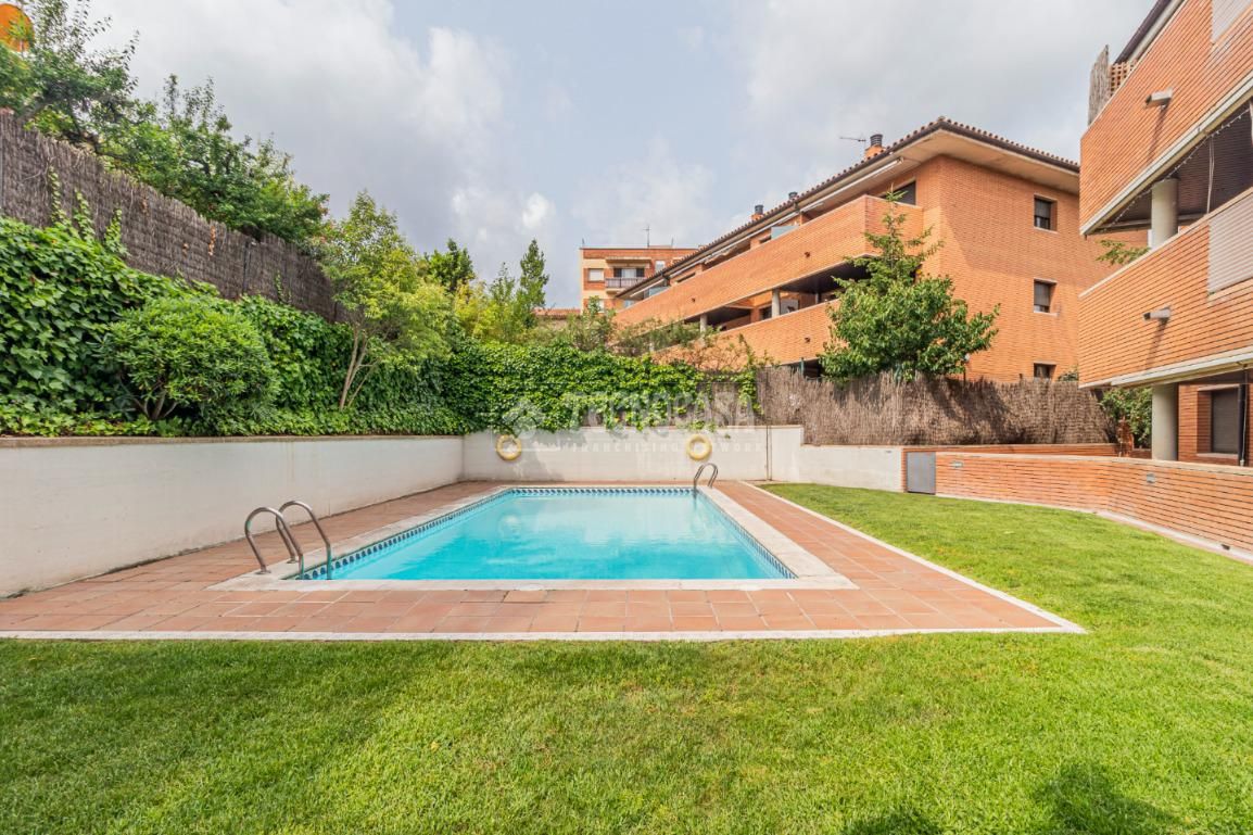 Swimming pool of Flat for sale in Sant Cugat del Vallès  with Air Conditioner, Heating and Storage room