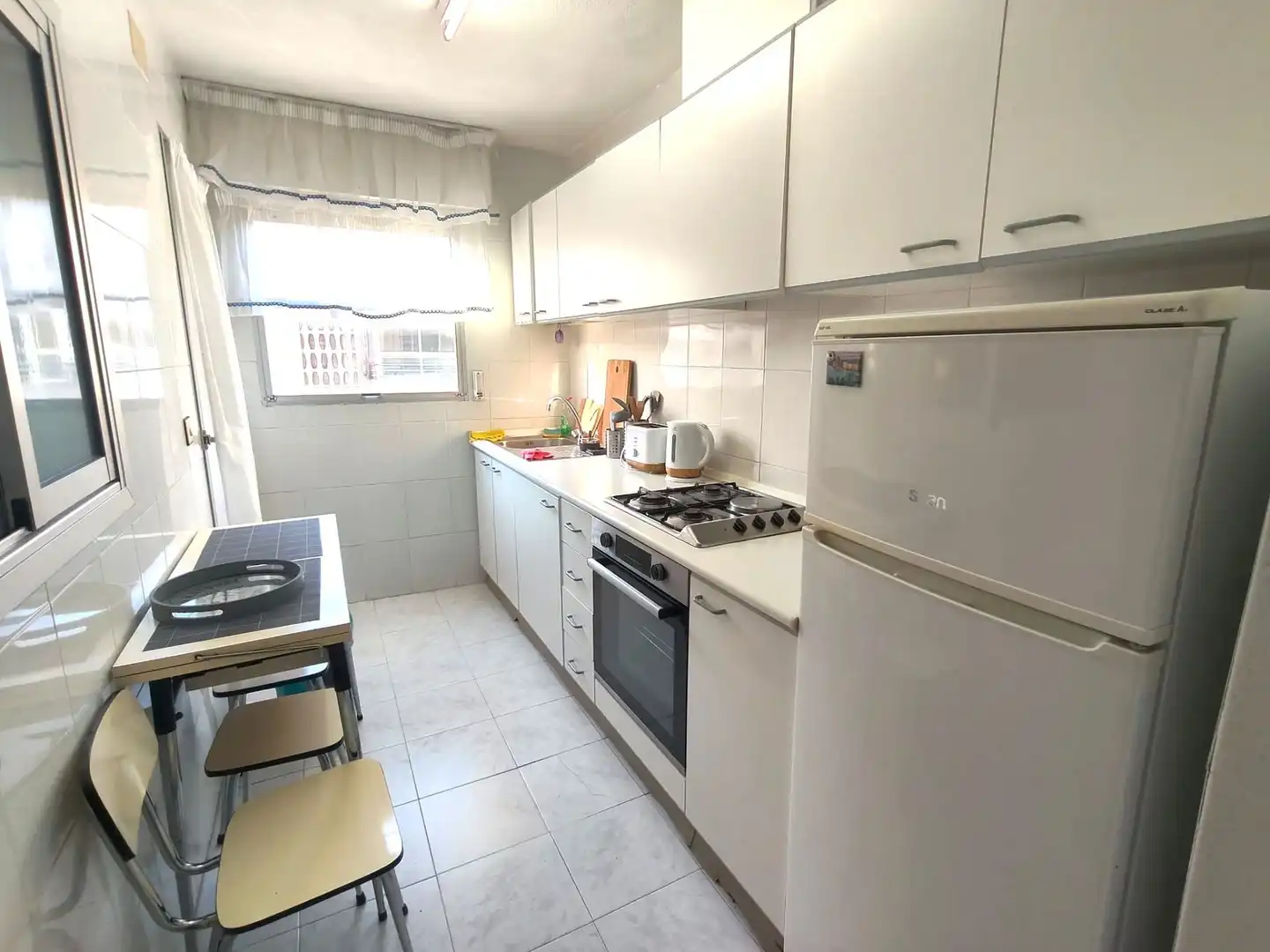 Cuina de Apartament de lloguer en Santa Pola amb Aire condicionat, Calefacció i Terrassa