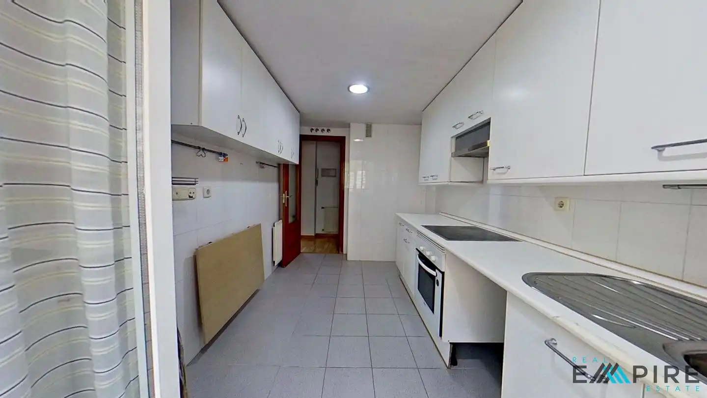 Cocina de Piso en venta en Madrid con Calefacción, Trastero y Piscina