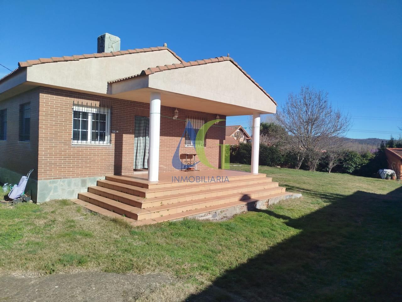 Vista exterior de Casa o chalet en venta en Villaquilambre con Calefacción, Jardín privado y Amueblado