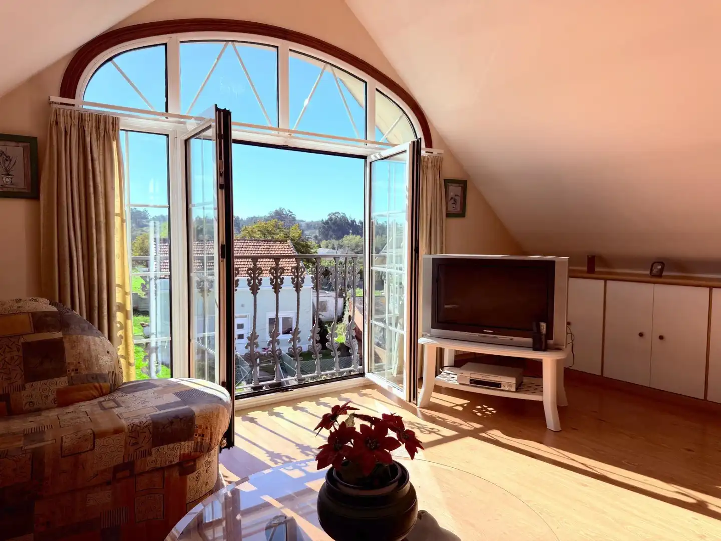 Sala d'estar de Casa o xalet en venda en Oleiros amb Calefacció, Jardí privat i Terrassa