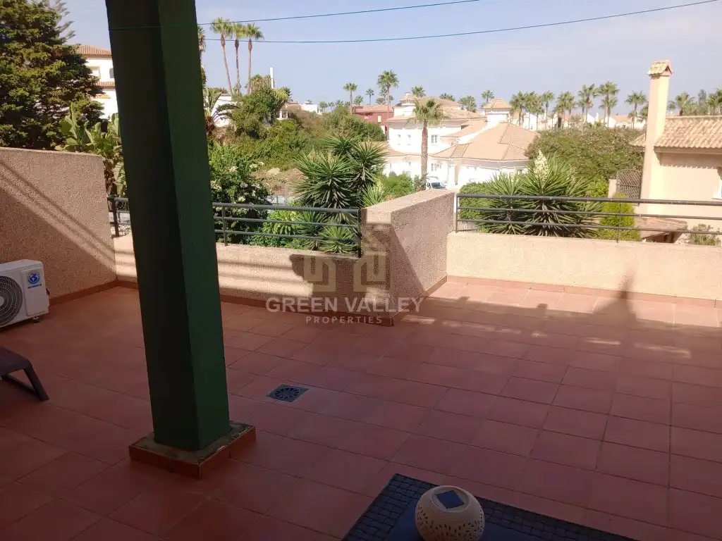 Terrasse von Wohnungen zum Verkauf in La Alcaidesa mit Klimaanlage, Terrasse und Schwimmbad