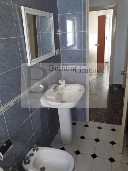 Baño de Piso de alquiler en Granada con Terraza y Microondas