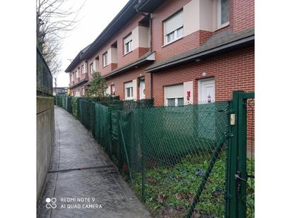 Vista exterior de Casa adosada en venda en Piélagos amb Calefacció, Jardí privat i Parquet