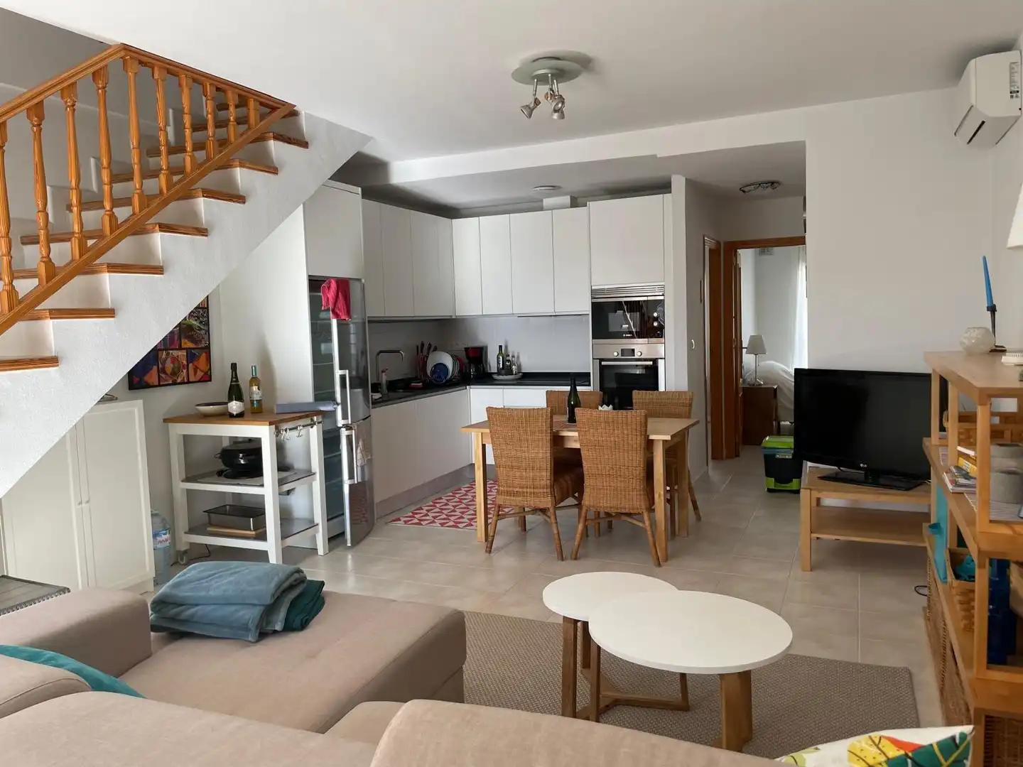 Cuina de Dúplex de lloguer en Santa Pola amb Aire condicionat, Calefacció i Jardí privat