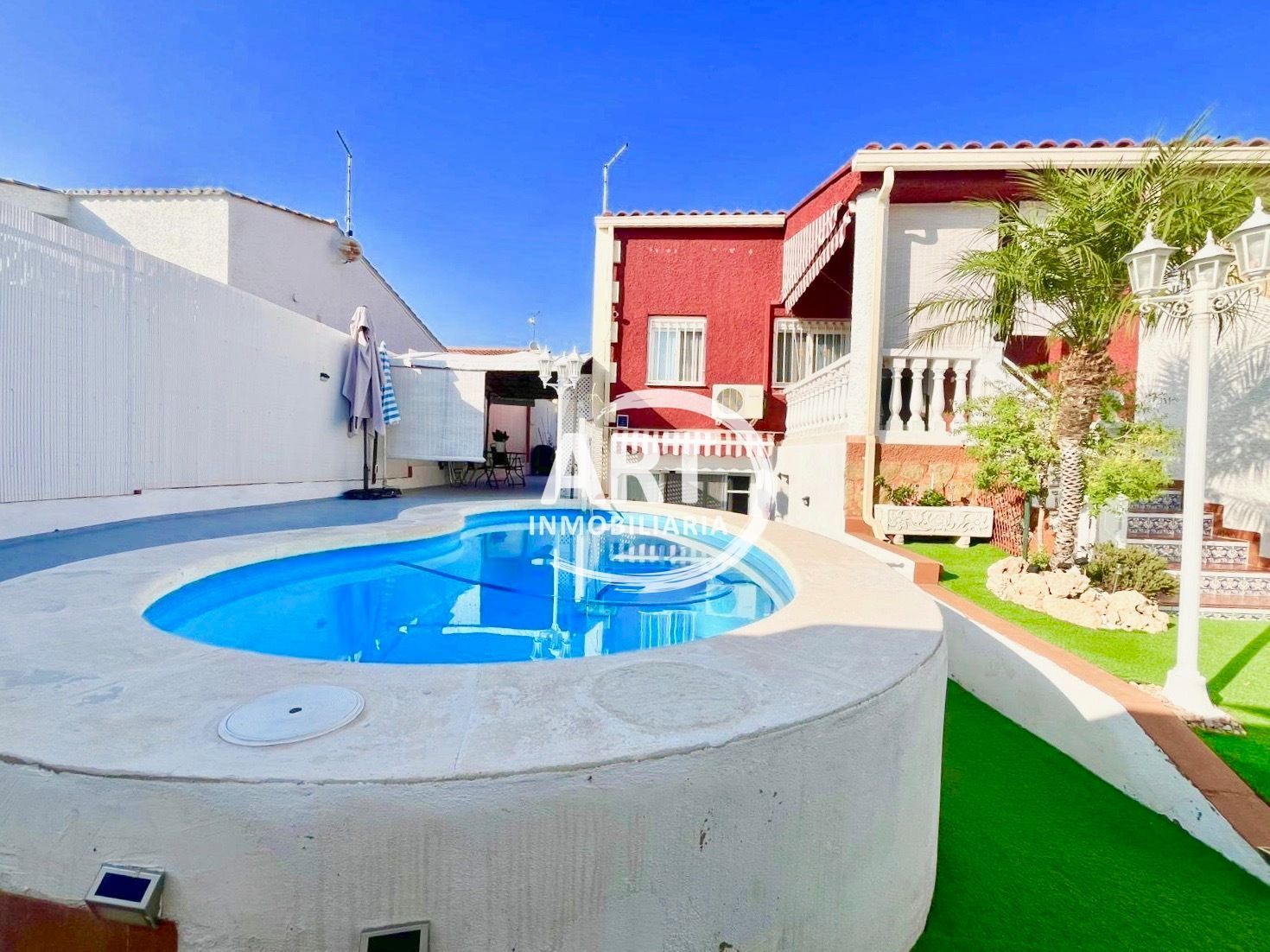 Exterior view of Single-family semi-detached for sale in La Pobla de Vallbona  with Air Conditioner, Heating and Private garden