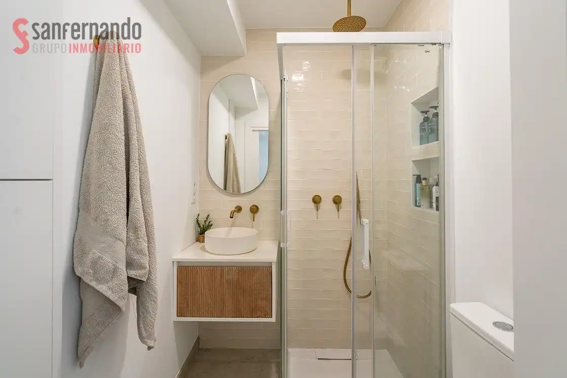 Baño de Apartamento en venta en Santander con Calefacción y Parquet