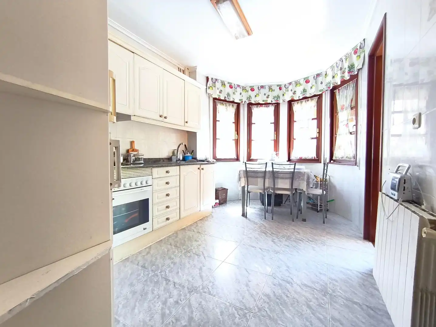 Cocina de Casa adosada en venta en Castañeda con Calefacción, Jardín privado y Terraza
