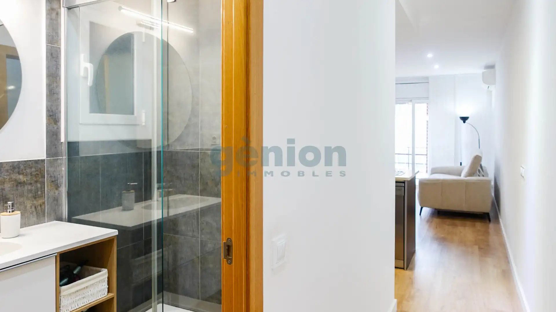 Bathroom of Flat for sale in Girona Capital  with Air Conditioner, Heating and Balcony