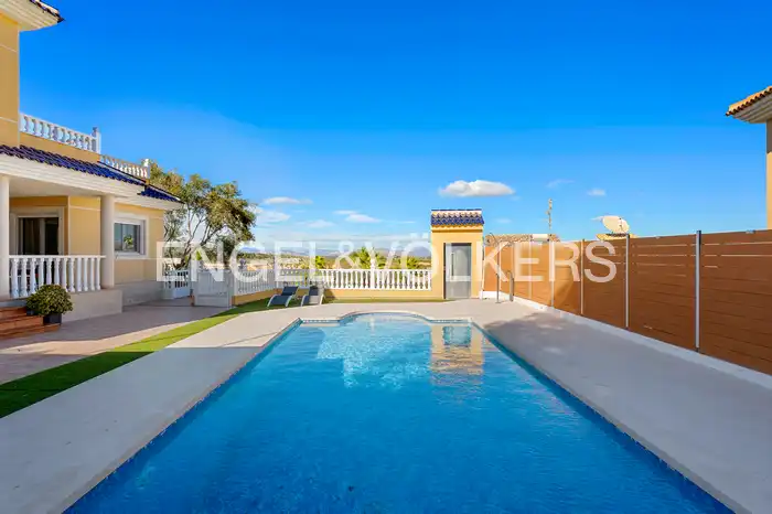 Piscina de Finca rústica en venda en San Miguel de Salinas amb Aire condicionat, Calefacció i Jardí privat