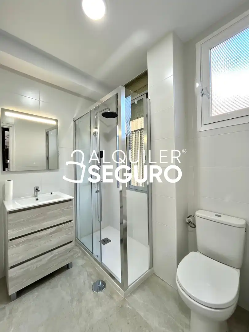 Bathroom of Flat for rent in Madrid  with Heating and Furnished