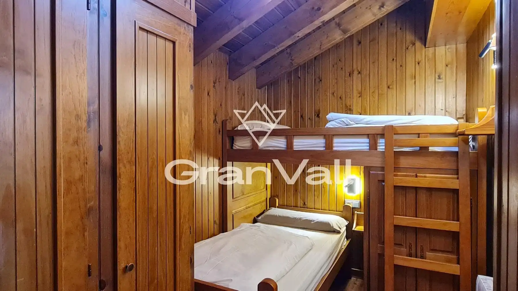 Schlafzimmer von Dachboden zum Verkauf in Alp mit Heizung und Möbliert