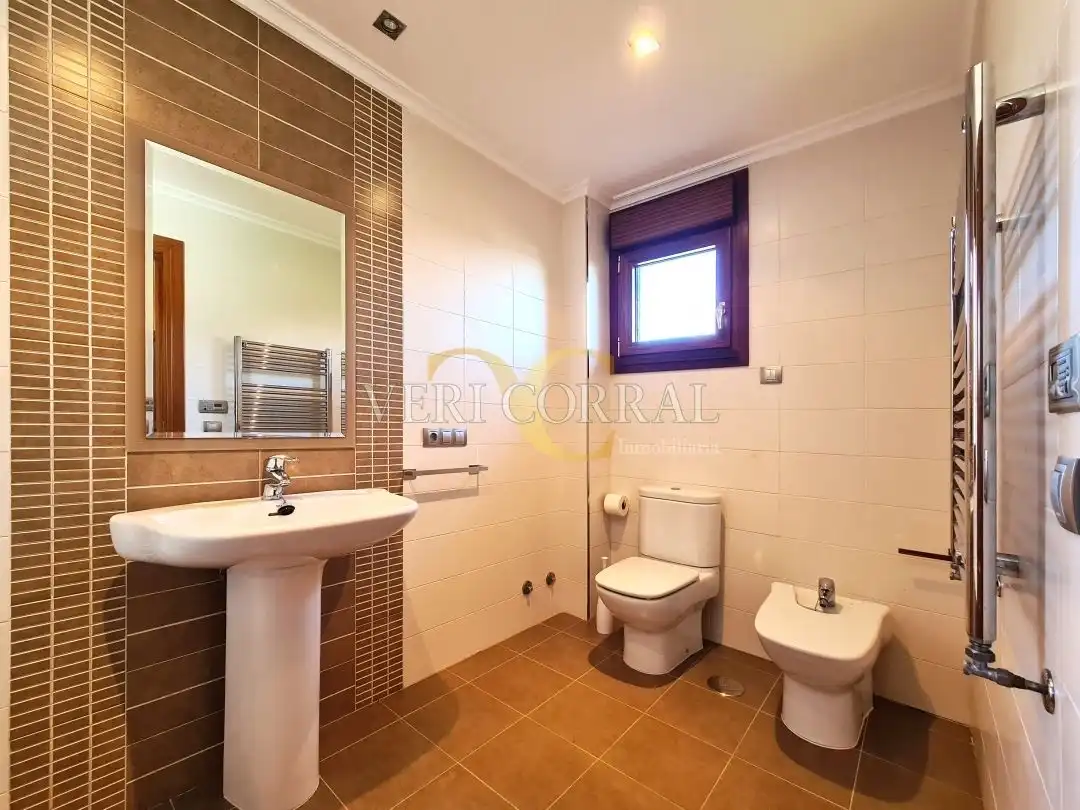 Baño de Casa o chalet en venta en Oviedo  con Calefacción, Jardín privado y Terraza