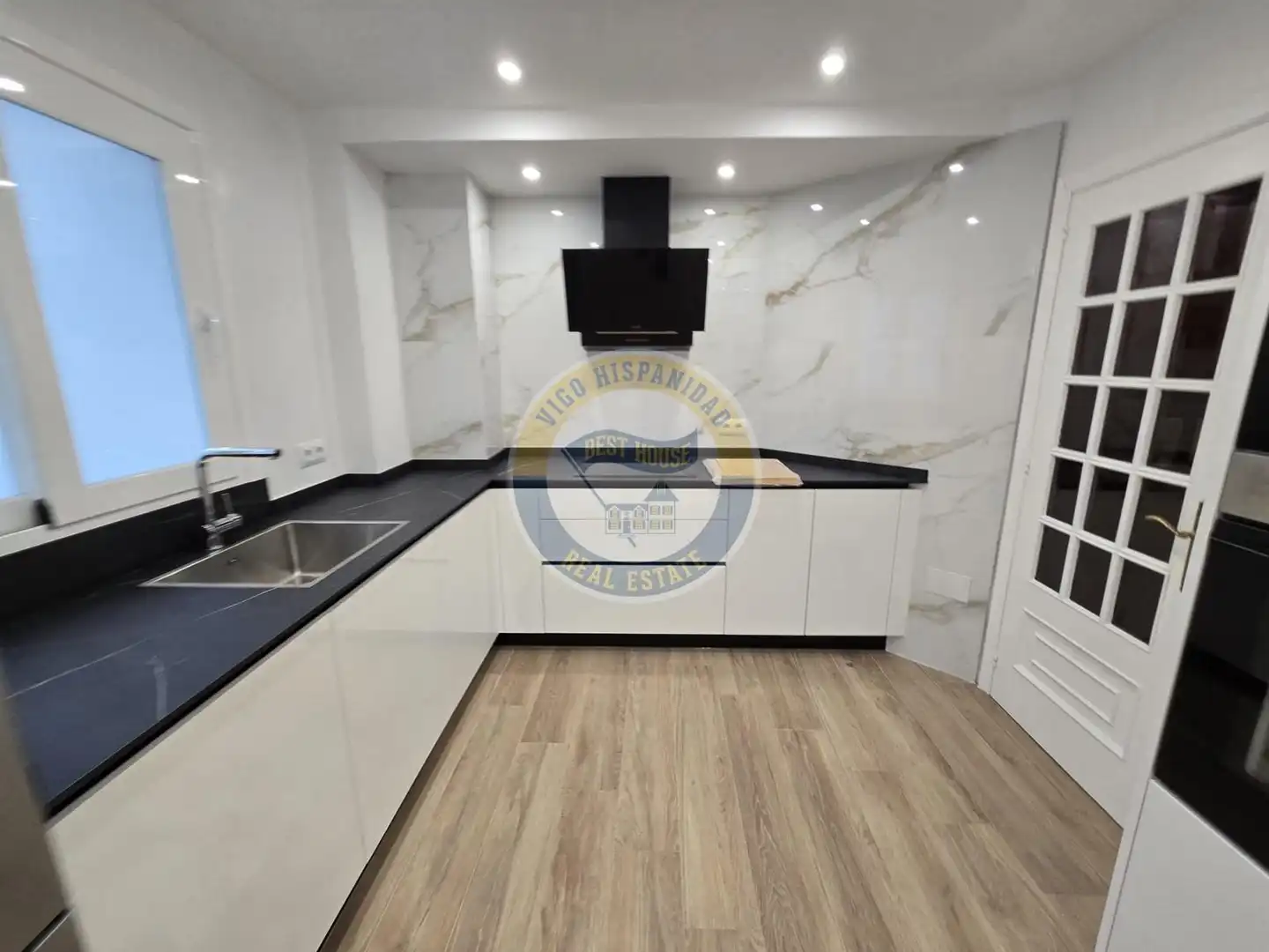 Cocina de Piso de alquiler en Vigo  con Calefacción, Parquet y Balcón