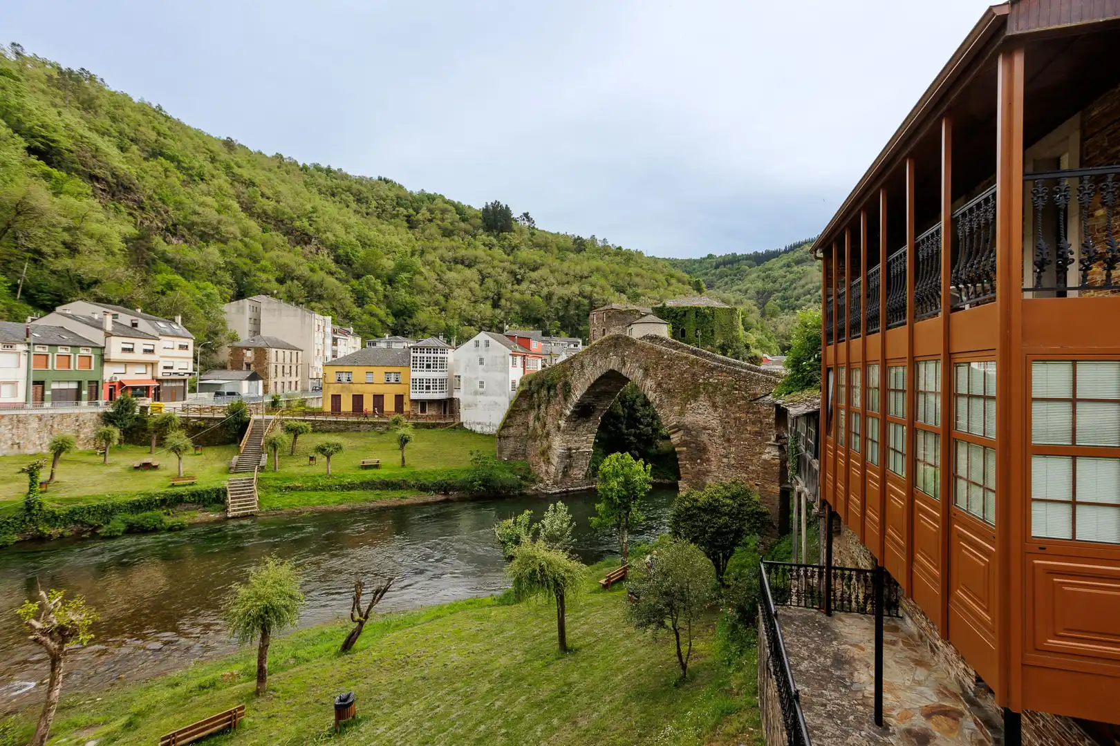 Vista exterior de Local en venda en Navia de Suarna amb Moblat