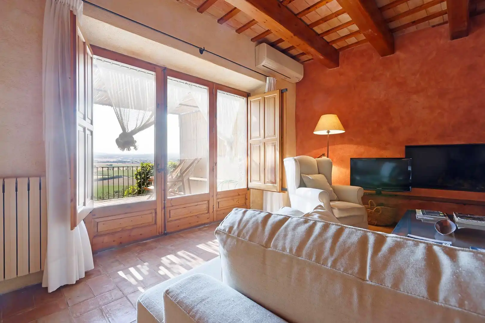 Sala d'estar de Finca rústica en venda en La Bisbal d'Empordà amb Aire condicionat, Calefacció i Terrassa